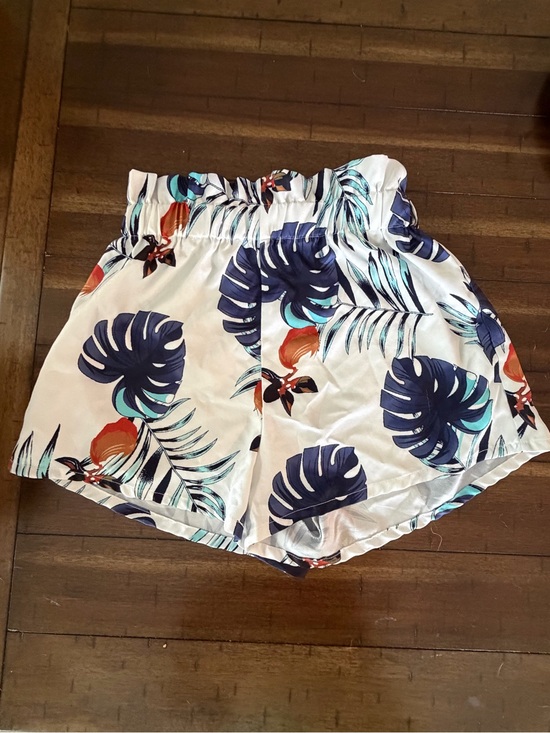 SHEIN Pants - SHEIN White High-Waist Tropical Leaf Print Shorts with Navy & Teal Accents